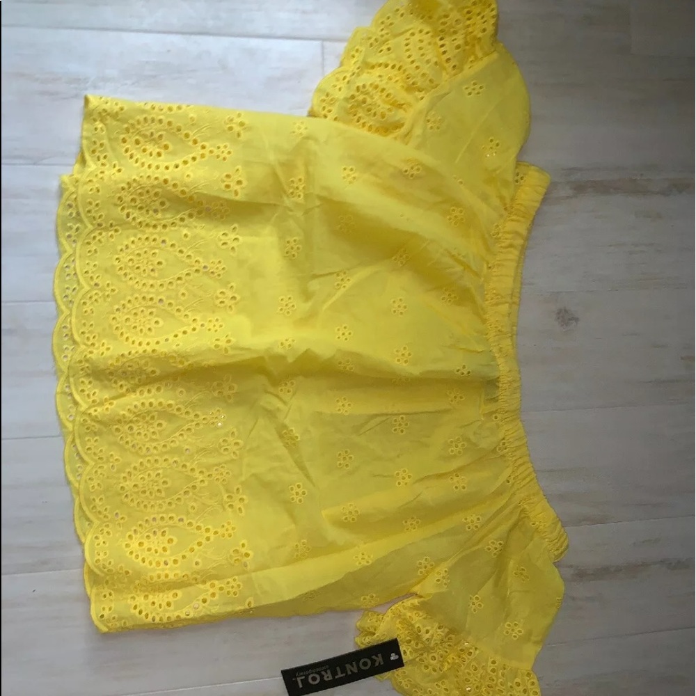 Off the shoulder ruffled yellow top 🌻